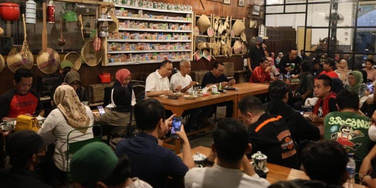Ganjar Pranowo makan malam bersama Cak Lontong di Resto Sego Bancakan Pawone Simbah di kawasan Kota Lama Semarang, Senin (12/2/2024).