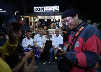Ganjar Pranowo mengisi masa tenang kampanye dengan bersantai dan ngopi di warung kaki lima di Jalan Pahlawan dekat Lapangan Pancasila Simpang Lima Kota Semarang, Senin (12/2/2024) malam. Capres nomor urut 03 itu ditemani komedian senior, Cak Lontong.