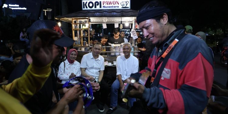 Ganjar Pranowo mengisi masa tenang kampanye dengan bersantai dan ngopi di warung kaki lima di Jalan Pahlawan dekat Lapangan Pancasila Simpang Lima Kota Semarang, Senin (12/2/2024) malam. Capres nomor urut 03 itu ditemani komedian senior, Cak Lontong.