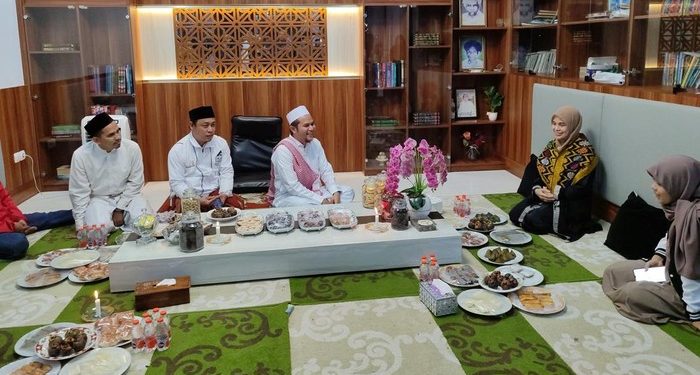 Siti Atiqoh saat berkunjung ke Syifaul Qulub di Cinangka, Kabupaten Serang. (dok. istimewa)