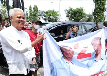Relawan 02 hadang Ganjar Pranowo saat kampanye di Balikpapan, Selasa (6/2/2024). (dok. istimewa)