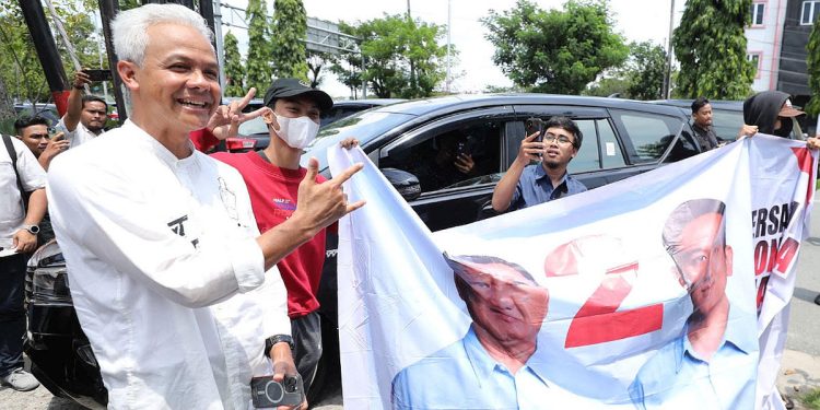 Relawan 02 hadang Ganjar Pranowo saat kampanye di Balikpapan, Selasa (6/2/2024). (dok. istimewa)