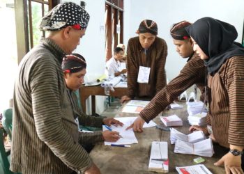 Ilustrasi petugas TPS saat melaksanakan pengecekan surat suara (dok. DKPP RI)