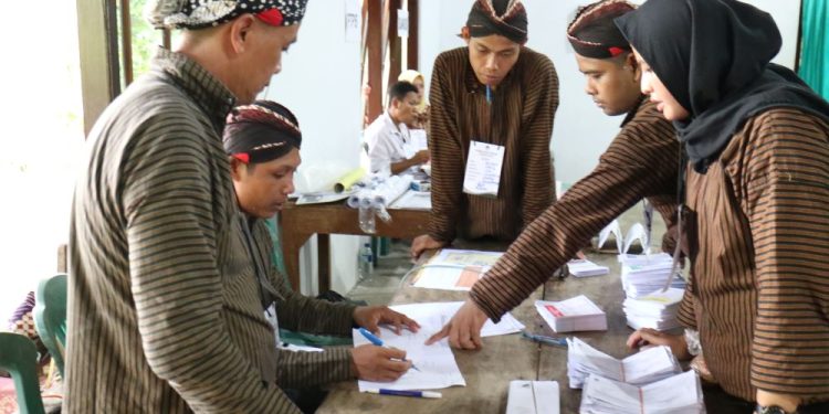 Ilustrasi petugas TPS saat melaksanakan pengecekan surat suara (dok. DKPP RI)