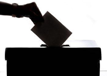 Ilustrasi Pilkada 2024 (dok. Photo by Element5 Digital: https://www.pexels.com/photo/person-dropping-paper-on-box-1550337/)