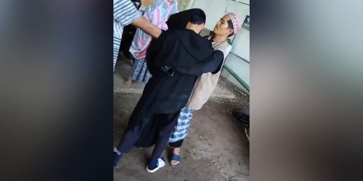 Tangkapan layar video viral pria bercadar (dok. istimewa)