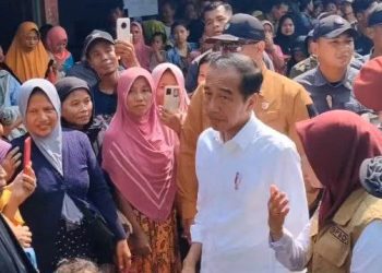 Presiden Jokowi mengunjungi pengungsi korban banjir di Demak (dok. istimewa)