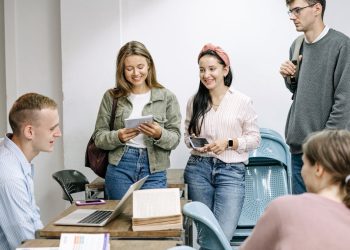Ilustrasi mahasiswa (dok. Photo by Ivan Samkov: https://www.pexels.com/photo/group-of-people-studying-together-5676744/)