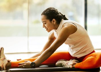 ilustrasi kesehatan badan saat puasa (dok. Photo by Jonathan Borba: https://www.pexels.com/photo/woman-stretching-on-ground-3076509/)
