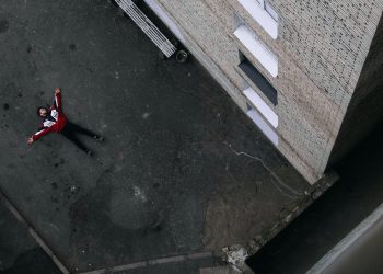 Ilustrasi bunuh diri (dok. Photo by Алексей Вечерин: https://www.pexels.com/photo/white-and-black-concrete-building-9563663/)