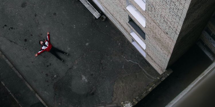 Ilustrasi bunuh diri (dok. Photo by Алексей Вечерин: https://www.pexels.com/photo/white-and-black-concrete-building-9563663/)