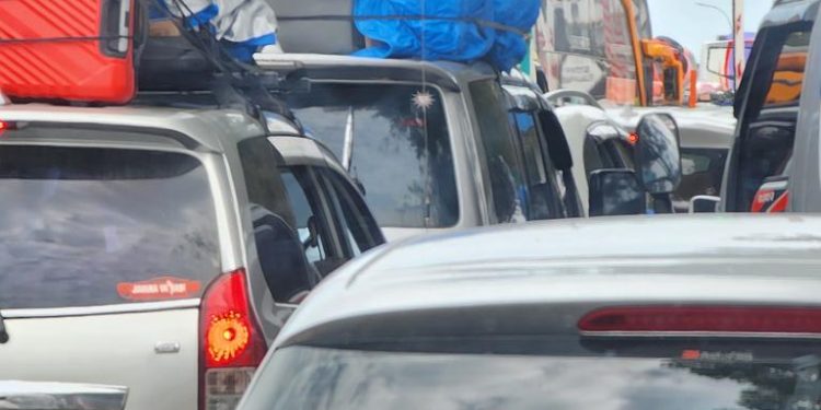 Terjadi kemacetan 7 jam lebih di Pelabuhan Merak (dok. Twitter @otakotakkk)