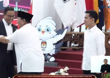 Momentum saat Prabowo remas bahu Anies Baswedan di rapat pleno penetapan presiden dan wakil presiden terpilih di KPU, Rabu 24 April 2024 (dok. Youtube KPU RI)