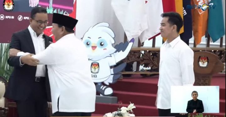 Momentum saat Prabowo remas bahu Anies Baswedan di rapat pleno penetapan presiden dan wakil presiden terpilih di KPU, Rabu 24 April 2024 (dok. Youtube KPU RI)