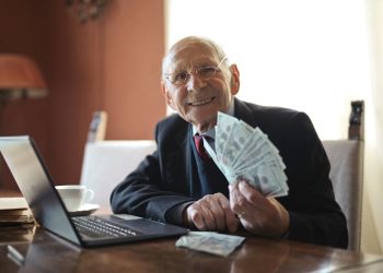 Ilustrasi kekayaan pejabat (dok. Photo by Andrea Piacquadio: https://www.pexels.com/photo/happy-senior-businessman-holding-money-in-hand-while-working-on-laptop-at-table-3823487/)