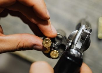 Ilustrasi bunuh diri (dok. Photo by Karolina Grabowska: https://www.pexels.com/photo/hands-of-a-person-holding-silver-and-black-gun-with-bullets-5202390/)