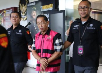 Penyidik Jampidsus Kejagung resmi melakukan penahanan terhadap raja timah Bangka Tamron alias Aon dan anak buahnya Achmad Albani, Selasa, 6 Februari 2024. (dok. istimewa)