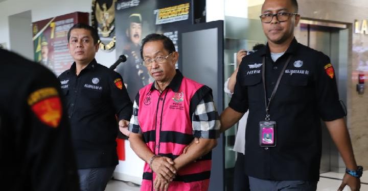 Penyidik Jampidsus Kejagung resmi melakukan penahanan terhadap raja timah Bangka Tamron alias Aon dan anak buahnya Achmad Albani, Selasa, 6 Februari 2024. (dok. istimewa)