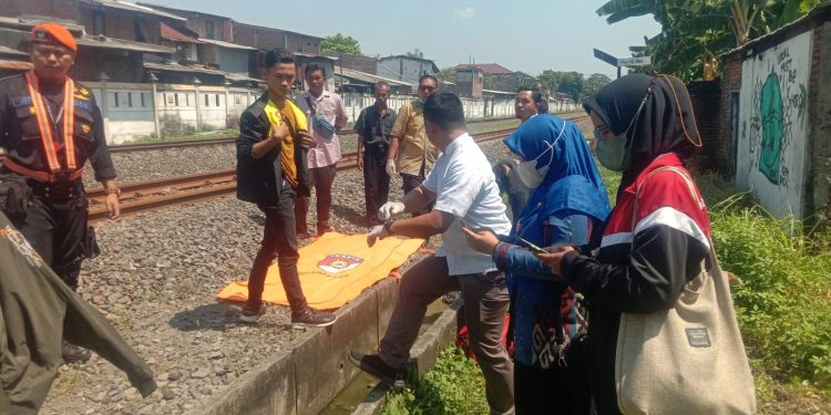 Wanita tewas tertabrak kereta api