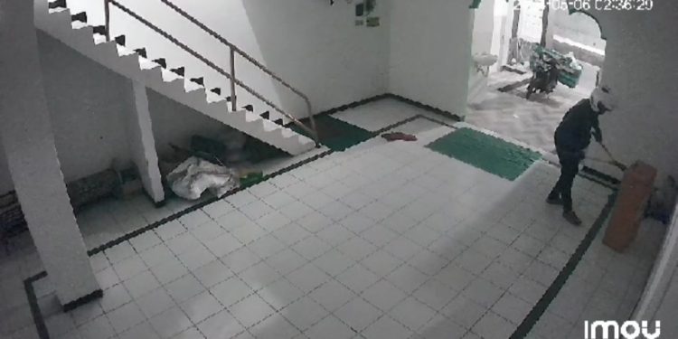 pencurian kotak amal