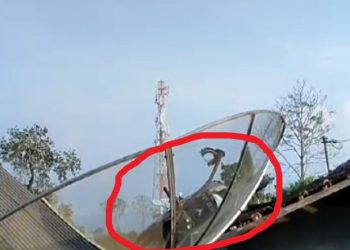 Viral motor nyangkut di atap rumah warga. (ist)