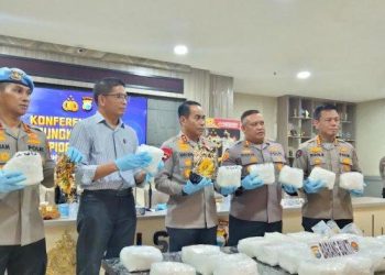 Kapolda Sulsel Irjen Pol Andi Rian memimpin langsung pers konference pengungkapan penyelundupan 30 kilogram sabu dari Malaysia.