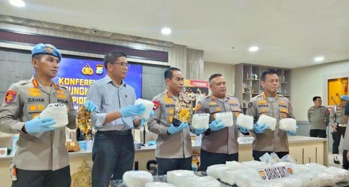 Kapolda Sulsel Irjen Pol Andi Rian memimpin langsung pers konference pengungkapan penyelundupan 30 kilogram sabu dari Malaysia.