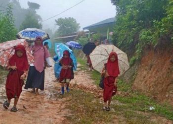 Sitti Hajar guru honorer yang diupah Rp 5 ribu tetap semangat mengajar di pedalaman Sinjai Sulsel. (ist)