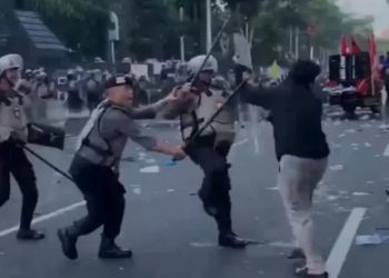 Polisi aniaya pendemo di depan kantor Gubernur Jateng saat perayaan hari buruh. (ist)