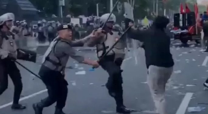 Polisi aniaya pendemo di depan kantor Gubernur Jateng saat perayaan hari buruh. (ist)
