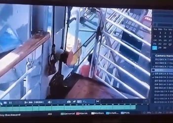Tangkap layar rekaman CCTV pria asal Wonosobo nekat menceburkan diri di atas kapal KMP Lawit saat berada di perairan Karimunjawa. (dok/ist)