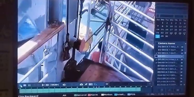 Tangkap layar rekaman CCTV pria asal Wonosobo nekat menceburkan diri di atas kapal KMP Lawit saat berada di perairan Karimunjawa. (dok/ist)