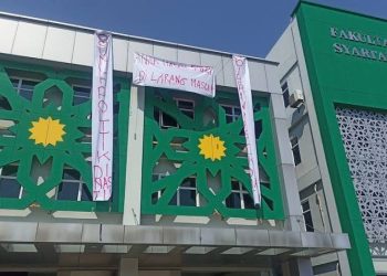 Spanduk penolakan Gibran Rakabuming Raka di UIN Walisongo Semarang. (dok. istimewa)