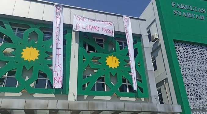 Spanduk penolakan Gibran Rakabuming Raka di UIN Walisongo Semarang. (dok. istimewa)