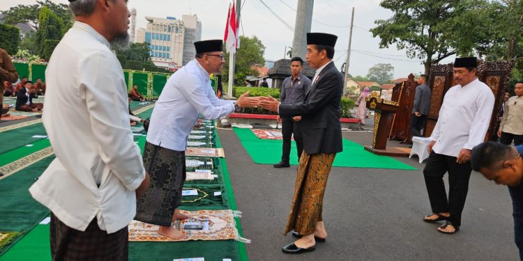 Presiden Joko Widodo saat disambut oleh Kepala Kejaksaan Tinggi Jawa Tengah Ponco Hartono (dok. istimewa)
