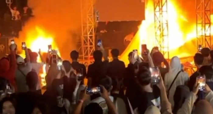 Penonton konser Lentera Festival di Tangerang ricuh bakar panggung (dok. istimewa)