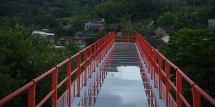 jembatan kaca tinjomoyo