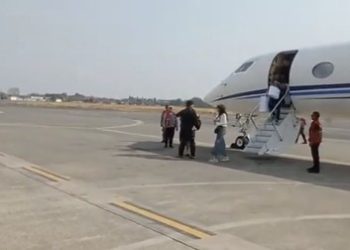 Kaesang Pangarep saat turun dari jet pribadi setelah jalan-jalan dari Amerika (dok. istimewa)