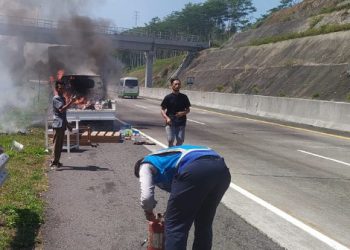 mobil terbakar