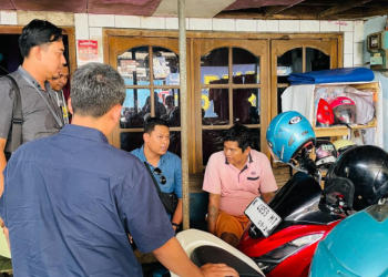 Jamaah bin Subari (kaos pink) DPO narkoba berhasil diamankan tim Kejaksaan Negeri Kudus, Rabu (25/9/2024). (dok. Kejari Kudus)