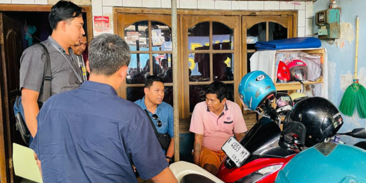 Jamaah bin Subari (kaos pink) DPO narkoba berhasil diamankan tim Kejaksaan Negeri Kudus, Rabu (25/9/2024). (dok. Kejari Kudus)