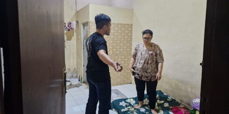 Tersangka Sandra Mariatun alias SM, salah satu direktur BPR syariah di Kota Solo yang rugikan negara sebesar Rp 8 miliar (dok. Kejari Karanganyar)