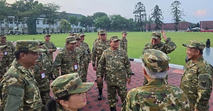 Prabowo dan Kabinet Menteri Merah Putih retret di Akmil (dok. Kantor Komunikasi Kepresidenan)