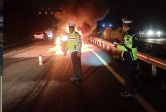 Mobil Agya Terbakar di Tol KM 439 Semarang, Diduga Korban Tabrak Lari