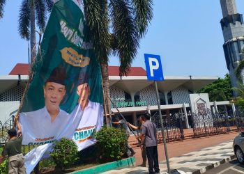 Tak Tahu Aturan, Baliho Kampanye Calon Bupati Pati Dipasang di Depan Masjid Agung
