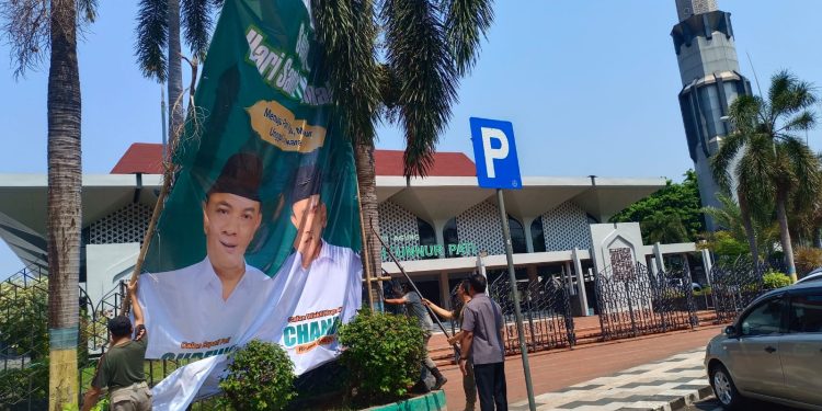 Tak Tahu Aturan, Baliho Kampanye Calon Bupati Pati Dipasang di Depan Masjid Agung