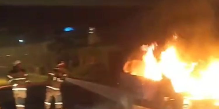 Mobil Avanza Hangus Terbakar di Bawah Jembatan Viaduk Solo, Diduga Korsleting Listrik