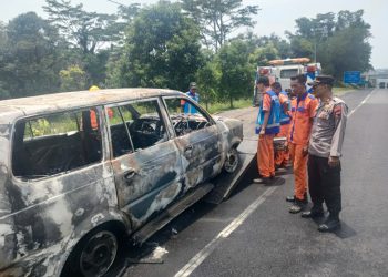 Mobil Kijang Terbakar di Tol Semarang-Solo, Tidak Ada Korban Jiwa