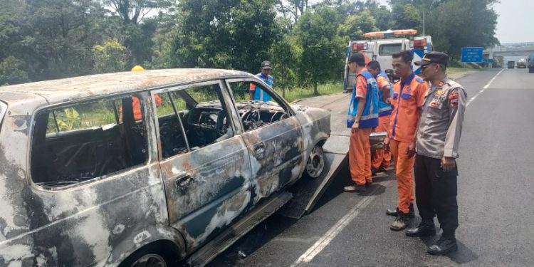 Mobil Kijang Terbakar di Tol Semarang-Solo, Tidak Ada Korban Jiwa