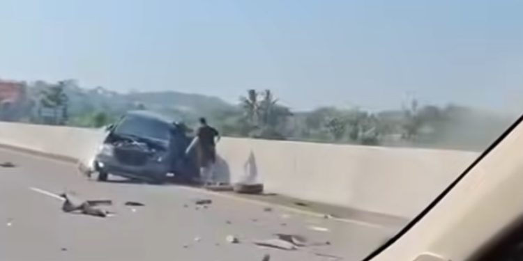 Kecelakaan Tabrakan Innova dan Truk Tronton di Tol Semarang-Solo